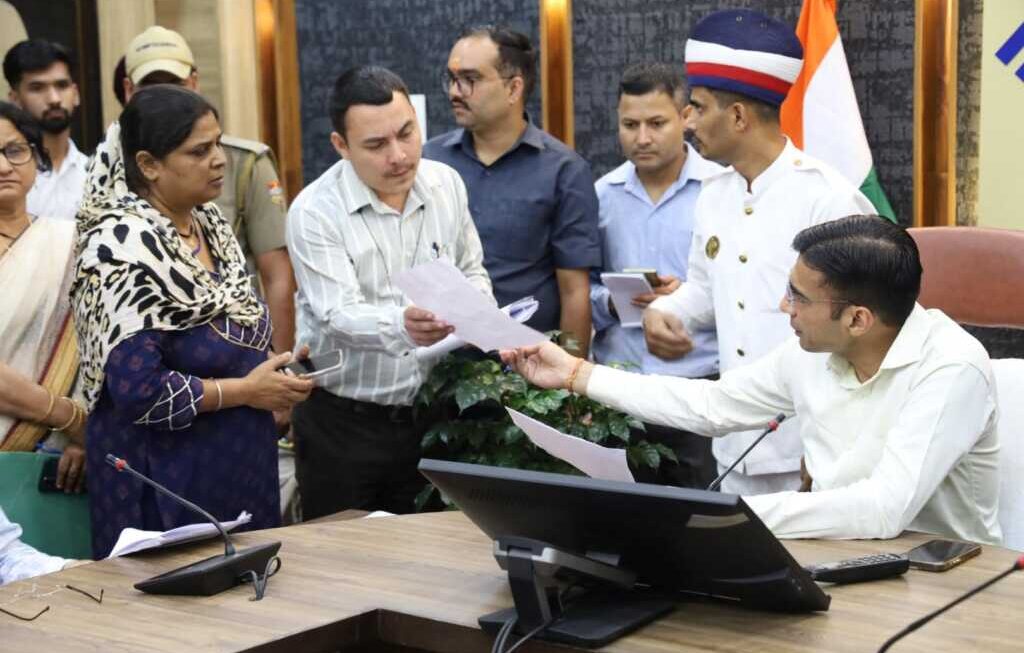 मृतक आश्रित कोटे से नियुक्ति की राह आसान, नौकरी को दर-दर भटक रही, 2 बच्चों की मॉ रेनू, डीएम ने लिया संज्ञान।