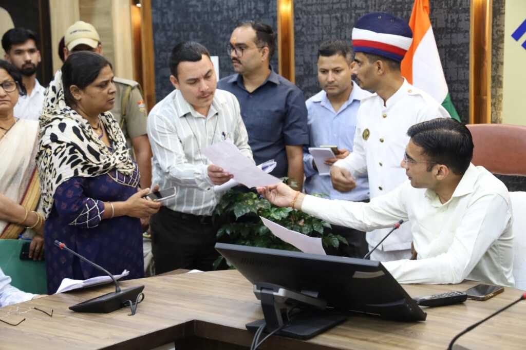 मृतक आश्रित कोटे से नियुक्ति की राह आसान, नौकरी को दर-दर भटक रही, 2 बच्चों की मॉ रेनू, डीएम ने लिया संज्ञान।