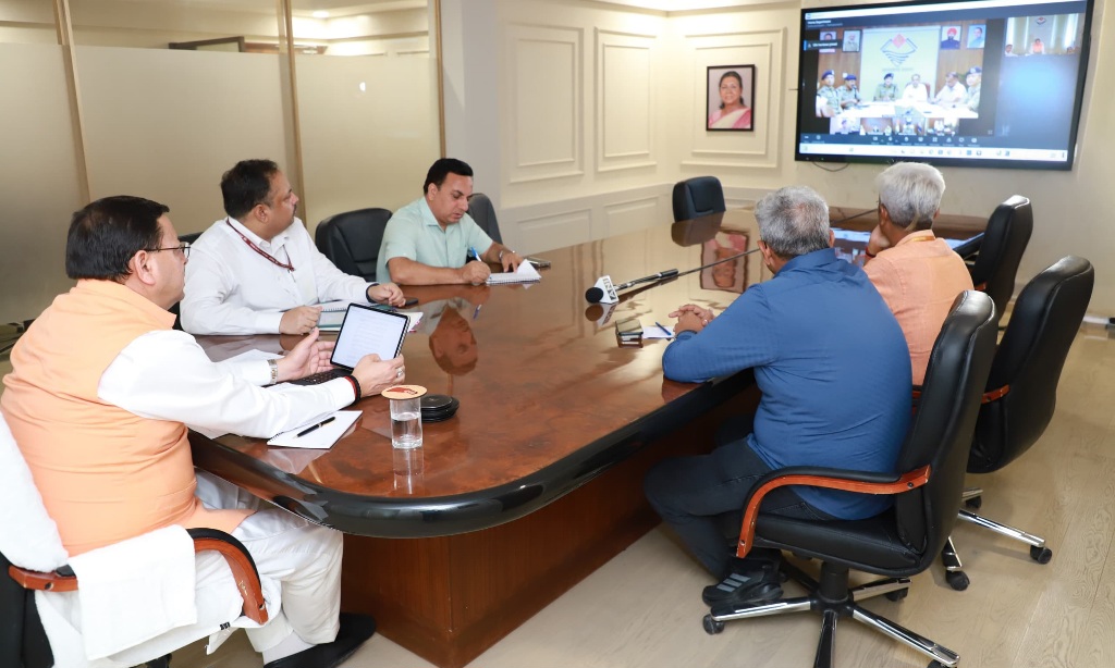 मुख्यमंत्री पुष्कर धामी ने वीसी के माध्यम से, पुलिस अधिकारियों को कांवड़ मेले में, कानून व्यवस्था में सुधारात्मक कदम सुनिश्चित करने को कहा।