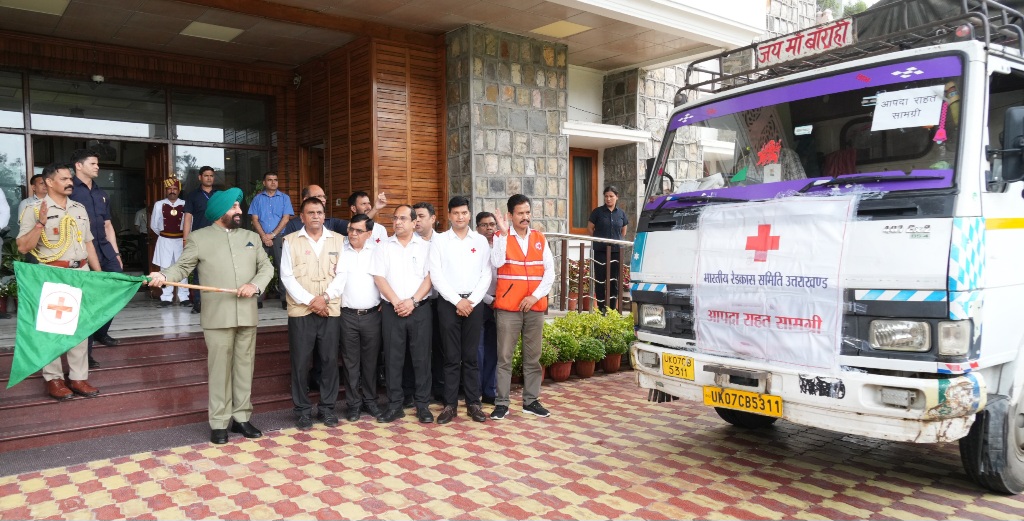 राज्यपाल ने रेडक्रॉस की आपदा राहत सामग्री वाहनों को दिखाई हरी झंडी।