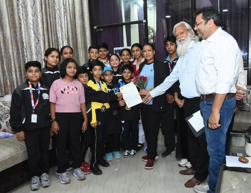 बीसवीं राष्ट्रीय आइस स्केटिंग प्रतियोगिता के, पदक विजेताओं को खेल मंत्री खेल मंत्री रेखा आर्या ने किया सम्मानित।  