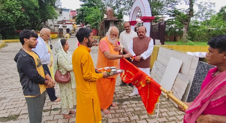 गुरू पूर्णिमा के अवसर पर टपकेश्वर महादेव मंदिर में, ब्रह्मलीन माया गिरी महाराज की समाधि में, पूजन एवं ध्वजारोहण कर किया गुरू को नमन, लालचंद शर्मा। 