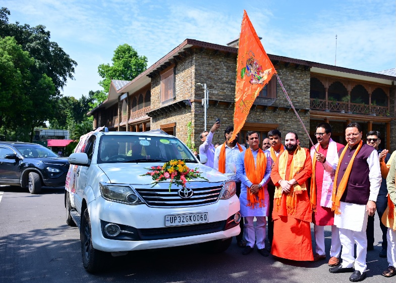 मुख्यमंत्री पुष्कर धामी ने, भगवान सूर्य की मूर्ति को जलाभिषेक के लिए, कलश यात्रा का किया फ्लैग ऑफ।