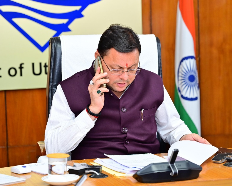 मुख्यमंत्री धामी ने जनसमस्याओं पर की फरियादियों से बात।