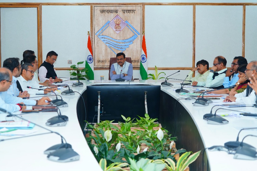 मुख्य सचिव आनंद बर्धन ने, जिलाधिकारियों और जनपद के संबंधित अधिकारियों के साथ, की वर्चुअल समीक्षा बैठक विकास योजनाओं की प्रगति पर की चर्चा। 