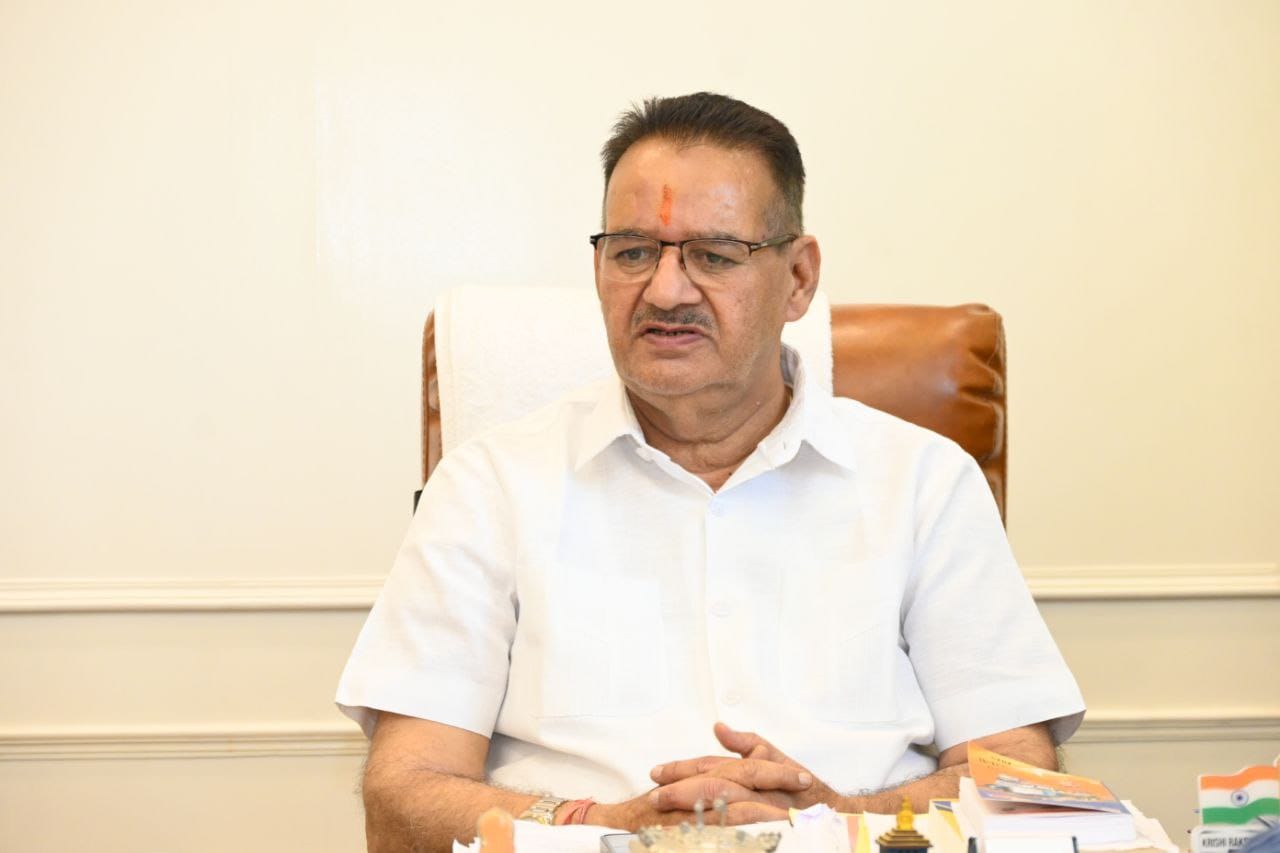 कृषि मंत्री गणेश जोशी ने सेब की पेटियों की कमी का लिया संज्ञान, अधिकारियों को तलब कर दिए सख्त निर्देश।