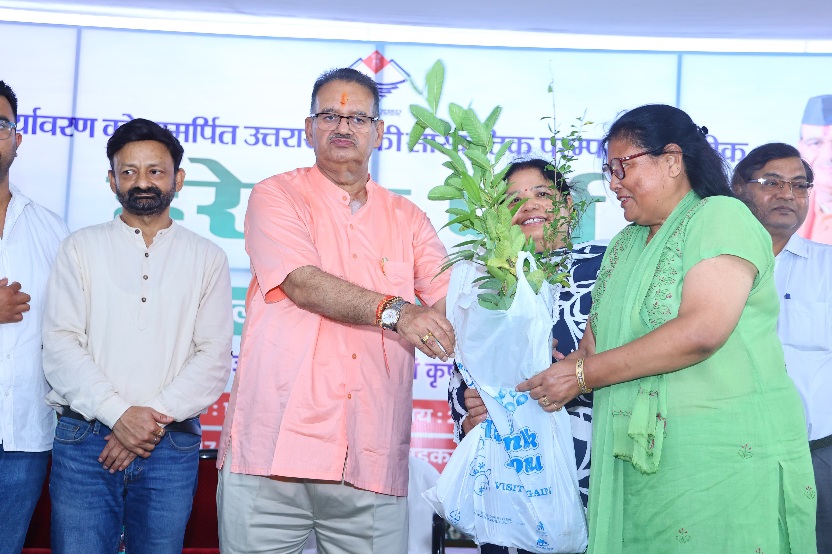 कृषि मंत्री गणेश जोशी ने, हरेला पर्व की पूर्व संध्या पर, फलदार पौधों का किया निःशुल्क वितरण।