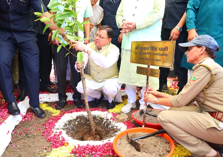 हरेला पर्व पर राज्यव्यापी पौधारोपण कार्यक्रम में, मुख्यमंत्री ने रोपा रुद्राक्ष का पौधा। 
