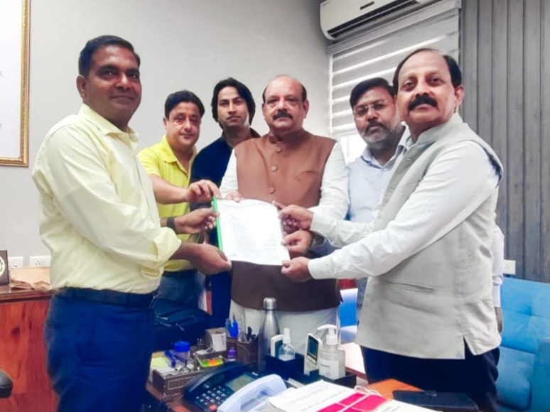 कांग्रेस के एक प्रतिनिधिमंडल ने, सरकारी सस्ता गल्ला उपभोक्ताओं की, विभिन्न समस्याओं के निराकरण की मांग को लेकर, खाद्य सचिव को सौंपा ज्ञापन, लालचंद शर्मा। 