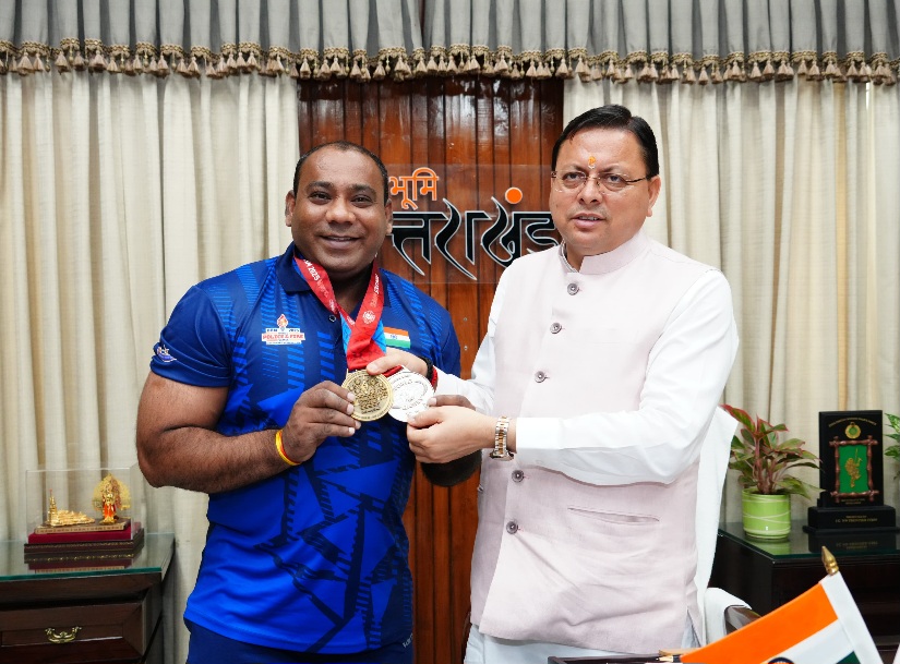 मुख्यमंत्री पुष्कर सिंह धामी से, वेटलिफ्टर मुकेश पाल ने की भेंट, देश के लिए पदक जीतकर नाम किया रोशन। 
