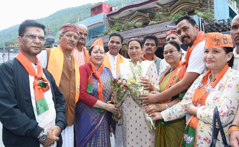 कैबिनेट मंत्री रेखा आर्या ने, अल्मोड़ा और नैनीताल जनपद में, पार्टी समर्थित उम्मीदवारों के पक्ष में किया प्रचार। 
