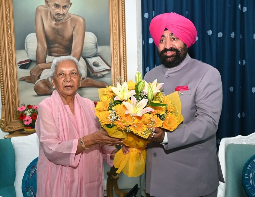 राज्यपाल लेफ्टिनेंट जनरल गुरमीत सिंह ने, उत्तर प्रदेश की राज्यपाल आनंदीबेन पटेल से की शिष्टाचार भेंट, कई महत्वपूर्ण विषयों पर हुई चर्चा।