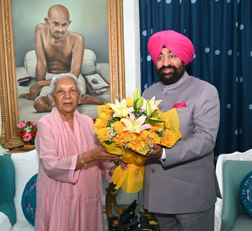 राज्यपाल लेफ्टिनेंट जनरल गुरमीत सिंह ने, उत्तर प्रदेश की राज्यपाल आनंदीबेन पटेल से की शिष्टाचार भेंट, कई महत्वपूर्ण विषयों पर हुई चर्चा।