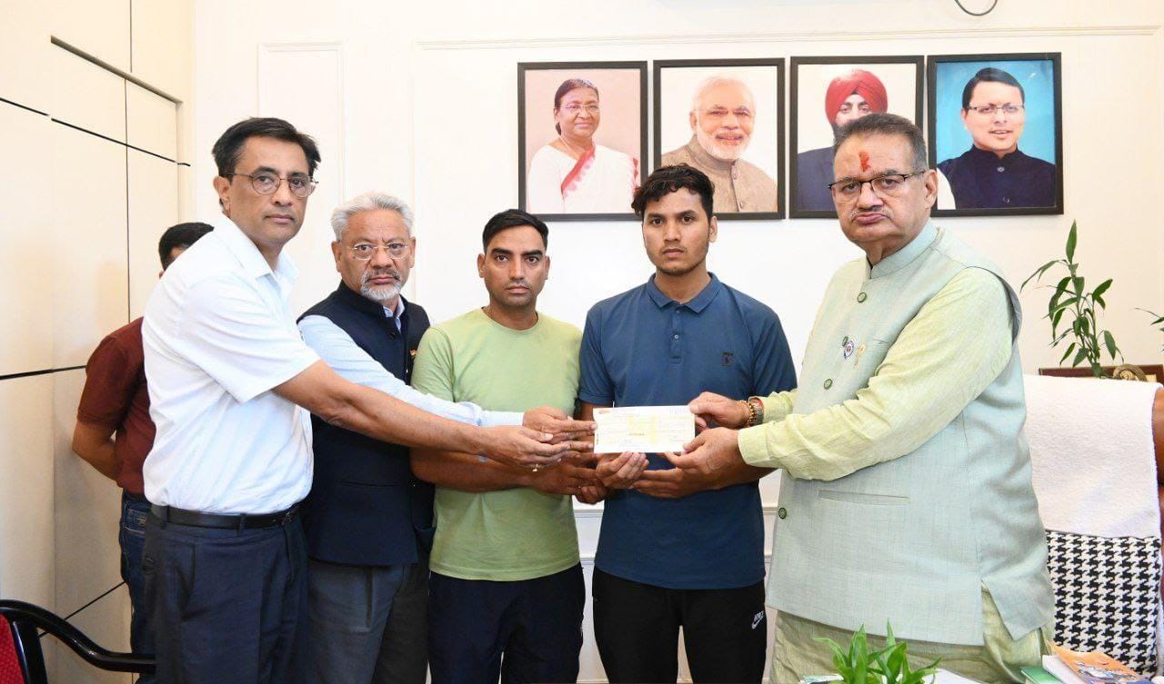 सैनिक कल्याण मंत्री गणेश जोशी ने, मृतक उपनल कार्मिक के परिवार को, त्वरित सहायता राशि का चैक सौंपा।