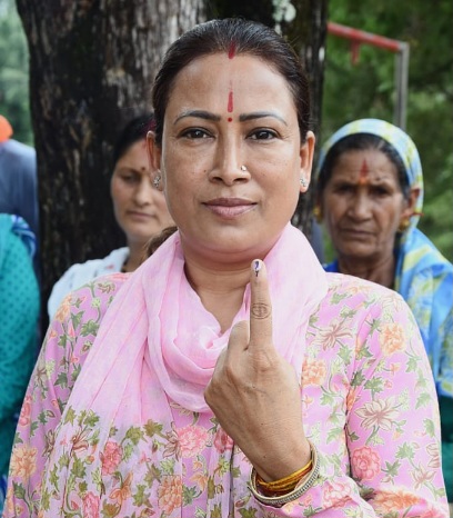 कैबिनेट मंत्री रेखा आर्या ने किया मतदान, जनता से भी मतदान करने की अपील की।