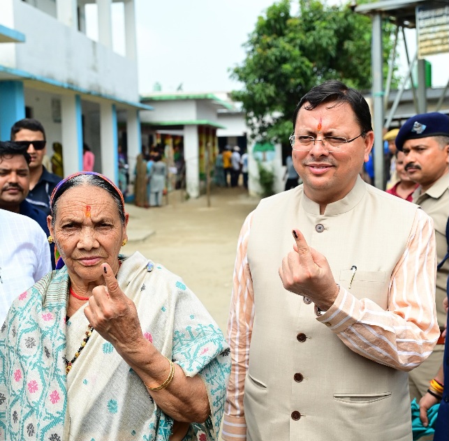 मुख्यमंत्री पुष्कर धामी ने अपनी माताजी के साथ, ऊधमसिंह नगर में किया मतदान, मतदाताओं से मतदान करने की अपील की। 
