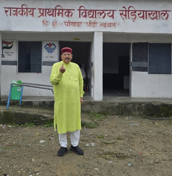 कैबिनेट मंत्री महाराज ने अपने गांव, सेड़ियाखाल में किया मतदान।