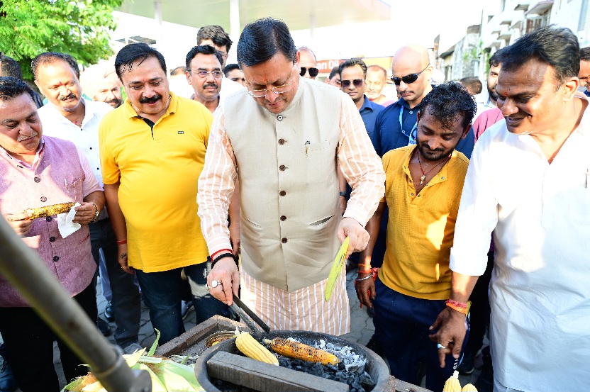 वोकल फॉर लोकल को बढ़ावा देने के लिए, मुख्यमंत्री ने सड़क किनारे भुट्टा भून रहे, महातम की ठेली पर रुककर, स्थानीय उत्पादों को बढ़ावा देने का दिया संदेश।