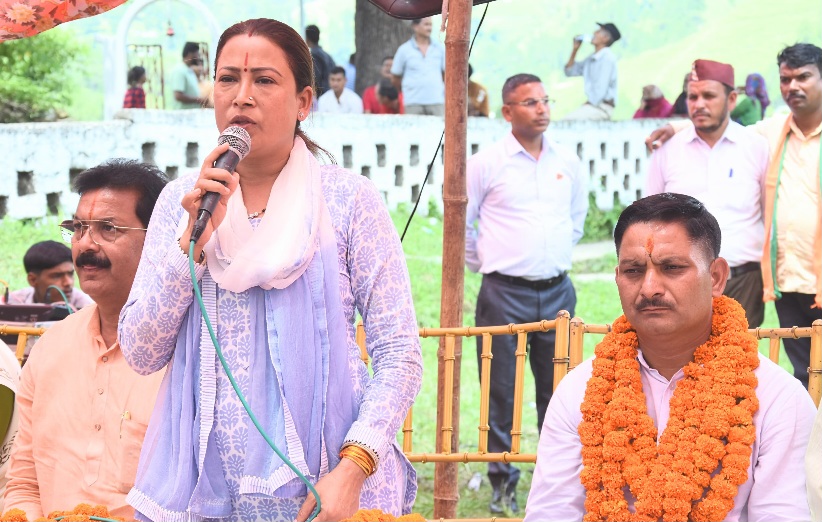 दूसरे चरण के चुनाव में कैबिनेट मंत्री रेखा आर्या ने झोकी ताकत।