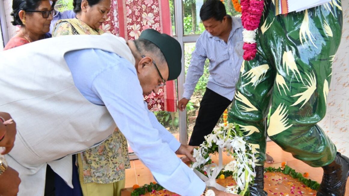 सैनिक कल्याण मंत्री गणेश जोशी ने, कारगिल शहीद राजेश गुरुंग को दी श्रद्धांजलि।