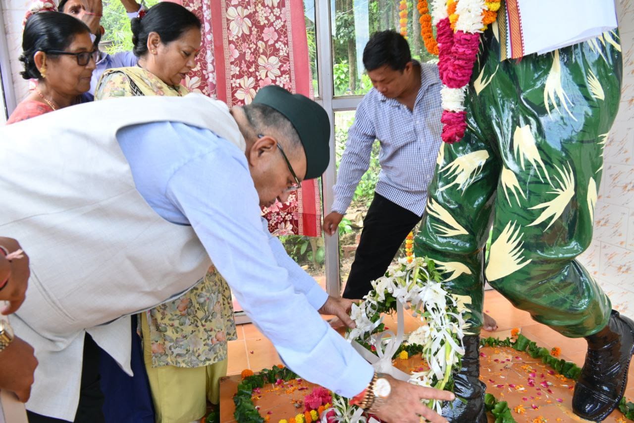सैनिक कल्याण मंत्री गणेश जोशी ने, कारगिल शहीद राजेश गुरुंग को दी श्रद्धांजलि।