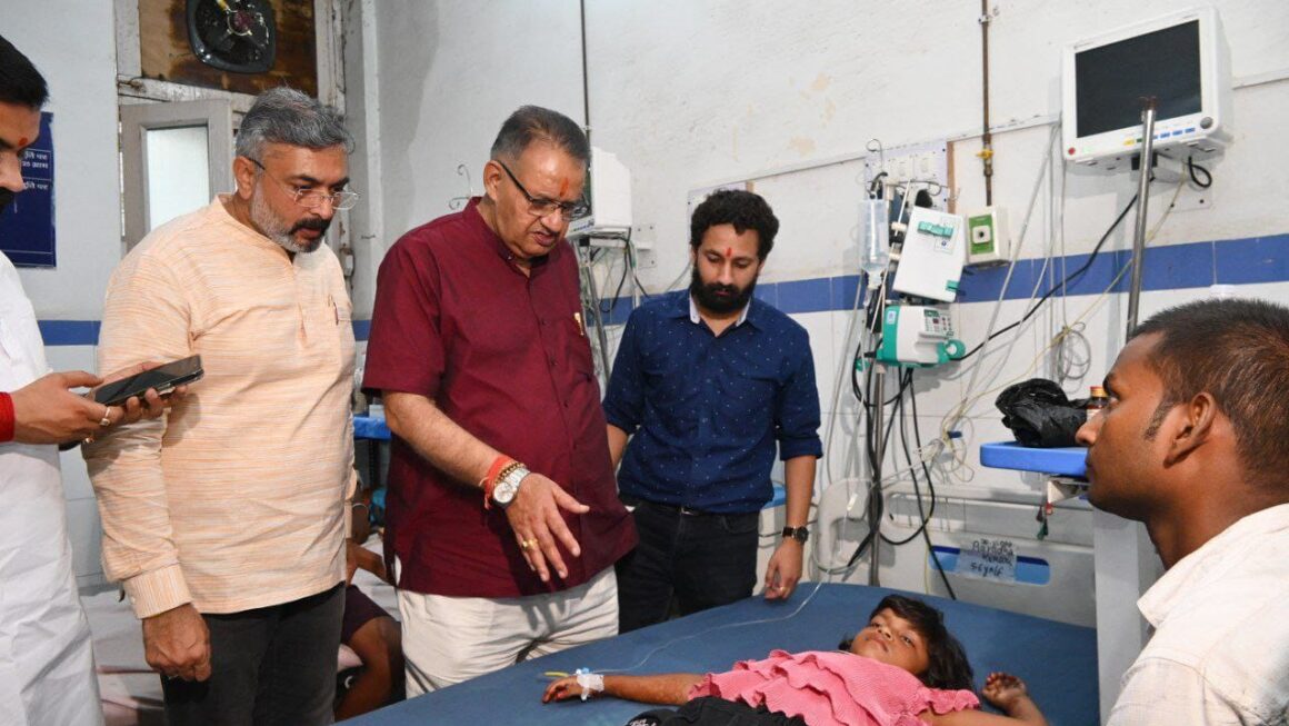 कैबिनेट मंत्री गणेश जोशी ने, हरिद्वार मनसा देवी मंदिर हादसे में, घायलों से मुलाकात कर संवेदना व्यक्त की। 