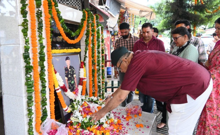 शहीद मनोज राणा की 12वीं पुण्यतिथि पर, सैनिक कल्याण मंत्री गणेश जोशी ने श्रद्धांजलि अर्पित की।