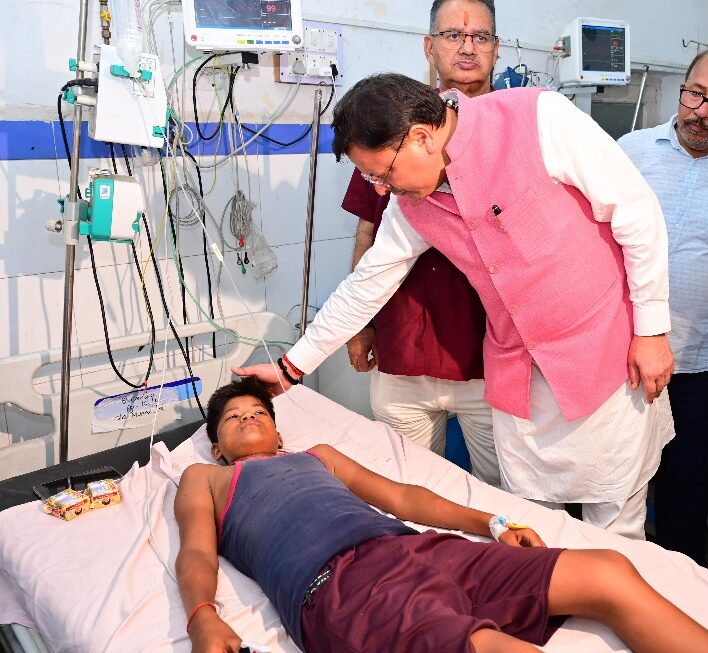 मुख्यमंत्री पुष्कर धामी ने हरिद्वार जिला चिकित्सालय, एवं एम्स ऋषिकेश पहुंचकर मनसा देवी मंदिर मार्ग पर हुए, हादसे में घायल श्रद्धालुओं का जाना हालचाल।