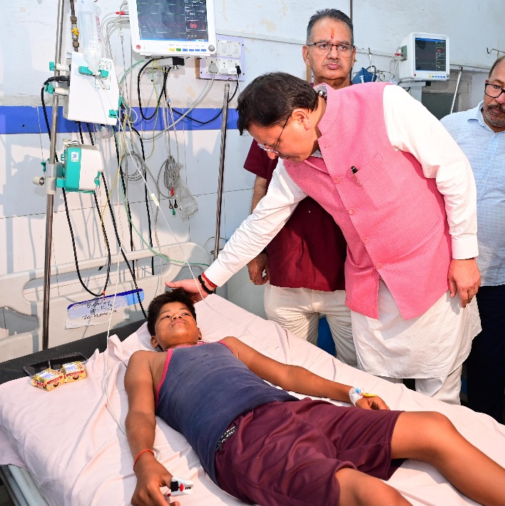 मुख्यमंत्री पुष्कर धामी ने हरिद्वार जिला चिकित्सालय, एवं एम्स ऋषिकेश पहुंचकर मनसा देवी मंदिर मार्ग पर हुए, हादसे में घायल श्रद्धालुओं का जाना हालचाल।