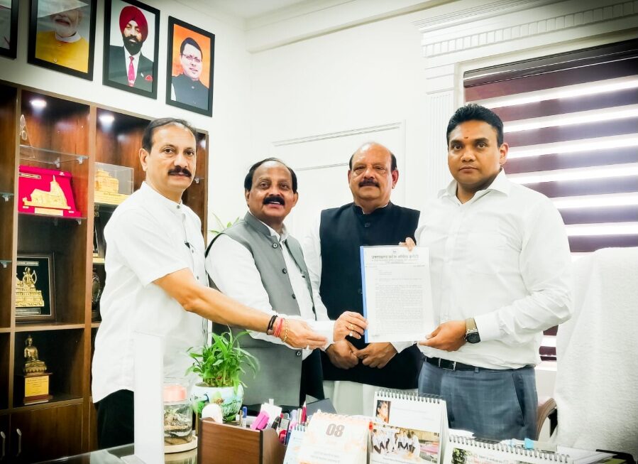 महानगर कांग्रेस के प्रतिनिधिमंडल ने, स्वास्थ्य सचिव से मुलाकात कर, विभिन्न मांगों का अपना सुझाव पत्र सौंपा, लालचन्द शर्मा।