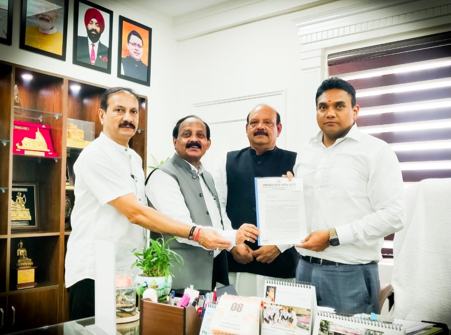 महानगर कांग्रेस के प्रतिनिधिमंडल ने, स्वास्थ्य सचिव से मुलाकात कर, विभिन्न मांगों का अपना सुझाव पत्र सौंपा, लालचन्द शर्मा।