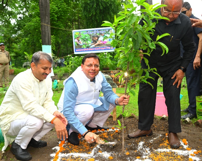 एक पेड़ माँ के नाम’ अभियान के अंतर्गत, मुख्यमंत्री ने किया वृक्षारोपण, पर्यावरण संरक्षण का दिया संदेश।