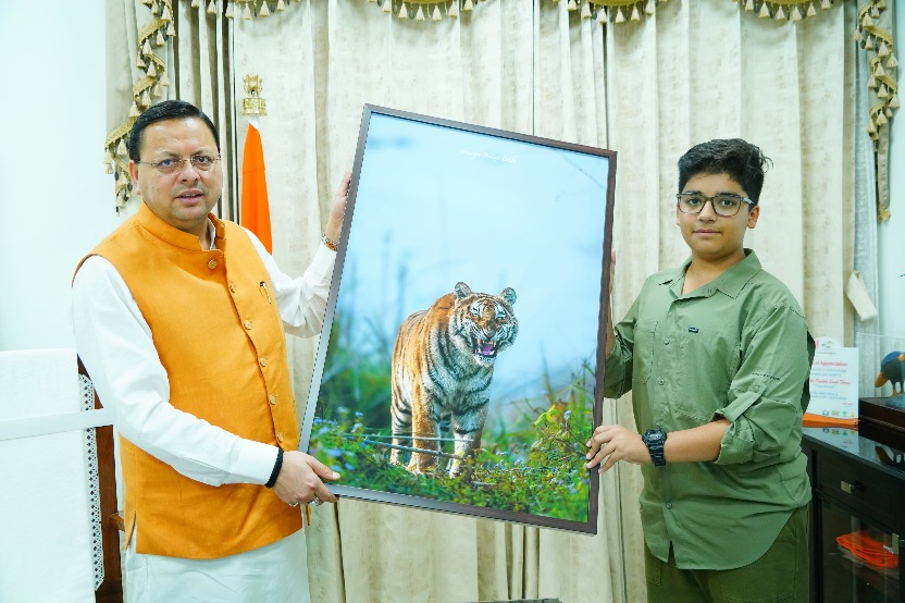 अंतरराष्ट्रीय बाघ दिवस पर, सीएम धामी से मिले युवा फोटोग्राफर शौर्य प्रताप।
