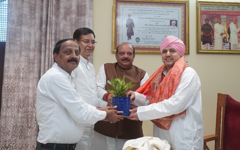 विधायक प्रीतम सिंह सहित कांग्रेस प्रतिनिधिमंडल ने, श्री दरबार साहिब में टेका मत्था, एसजीआरआर संस्थानों की सराहना।