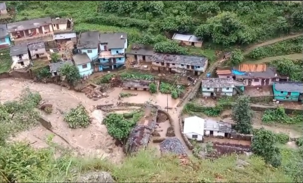 चमोली के घाट ब्लॉक में फटा बादल, SDRF मौके पर रवाना,  11 जिलों में बाढ़ का खतरा, हाई अलर्ट जारी। 