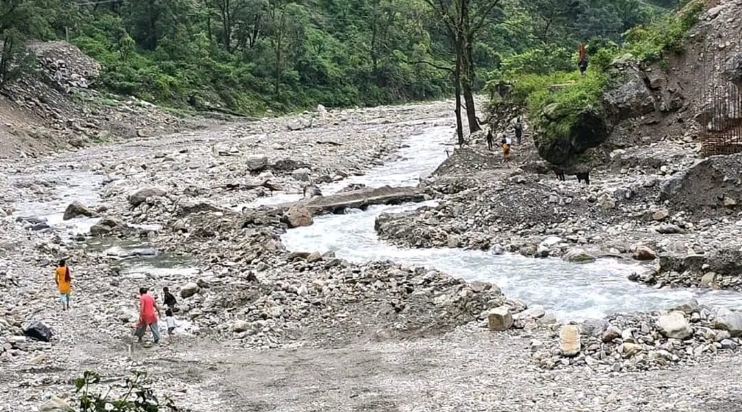वायरल खबर- जौनपुर ब्लॉक के चिफल्डी गदेरे में, लोगों द्वारा जे०सी०बी० से गदेरा पार करने के सम्बन्ध में।