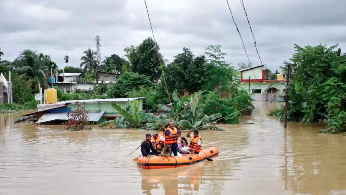 त्रिपुरा में बारिश से सामान्य जनजीवन पूरी तरह अस्त-व्यस्त, 100 से ज्यादा परिवार हुए बेघर, कई इलाकों में जलभराव।
