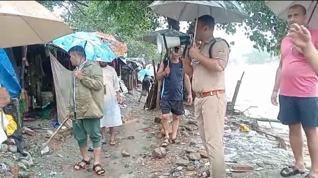 लगातार हो रही बारिश से बढ़ रहा गंगा का जल स्तर, अलर्ट मोड पर पुलिस, खाली कराये जा रहे घाट/ नालों के किनारे से लोगो को।