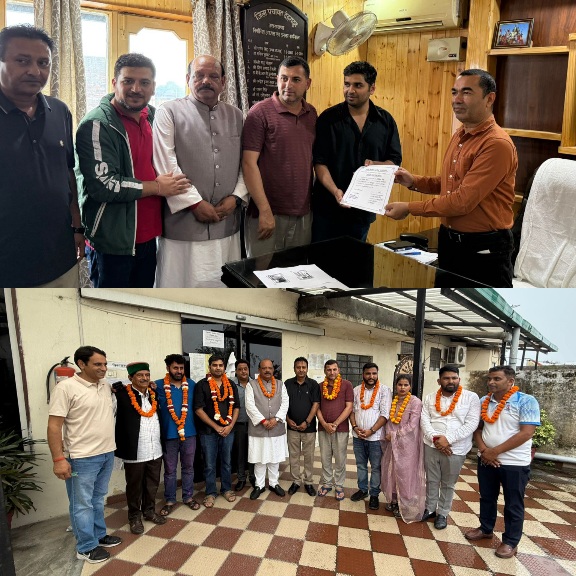 पंचायत चुनाव में कांग्रेस पार्टी समर्थित, जिला पंचायत सदस्य के विजयी प्रत्याशी, अभिषेक सिंह ने विजय प्रमाण पत्र प्राप्त किया, लालचंद शर्मा। 