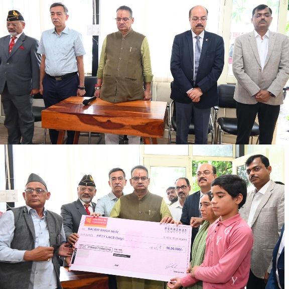 सैनिक कल्याण मंत्री गणेश जोशी ने, मृतक उपनलकार्मिक के पिता बलवीर सिंह नेगी को, 50 लाख की सहायता का चैक सौंपा।
