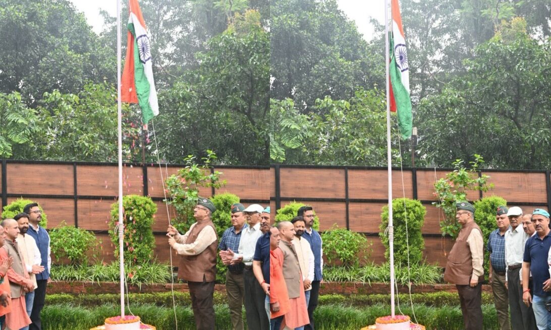 कृषि मंत्री गणेश जोशी ने, 79वें स्वतंत्रता दिवस के अवसर पर, शासकीय आवास में किया ध्वजारोहण।