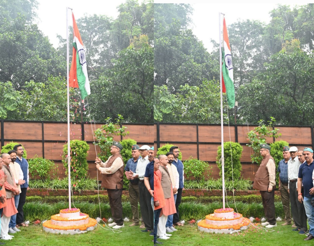 कृषि मंत्री गणेश जोशी ने, 79वें स्वतंत्रता दिवस के अवसर पर, शासकीय आवास में किया ध्वजारोहण।