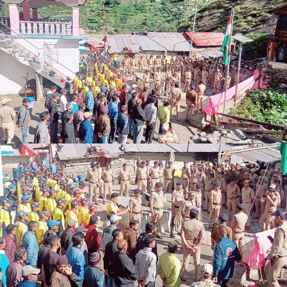 आपदा के बीच आजादी के महापर्व का जश्न, धराली में फहराया गया तिरंगा।