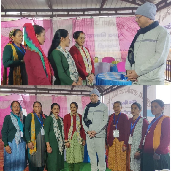 मुख्यमंत्री पुष्कर धामी ने भराड़ीसेंण में, आजीविका मिशन समूह महिलाओं से, योजनाओं पर लिया फीडबैक।