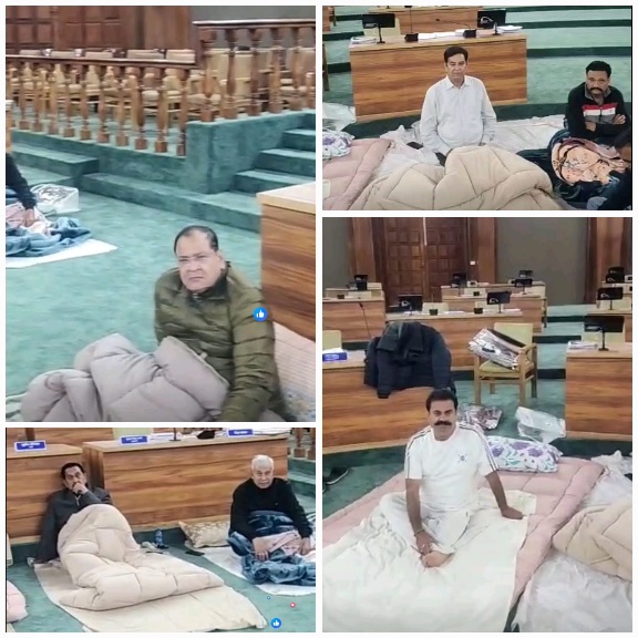 उत्तराखंड के इतिहास में पहली बार, विपक्ष का ऐसा प्रदर्शन देखने को मिला।