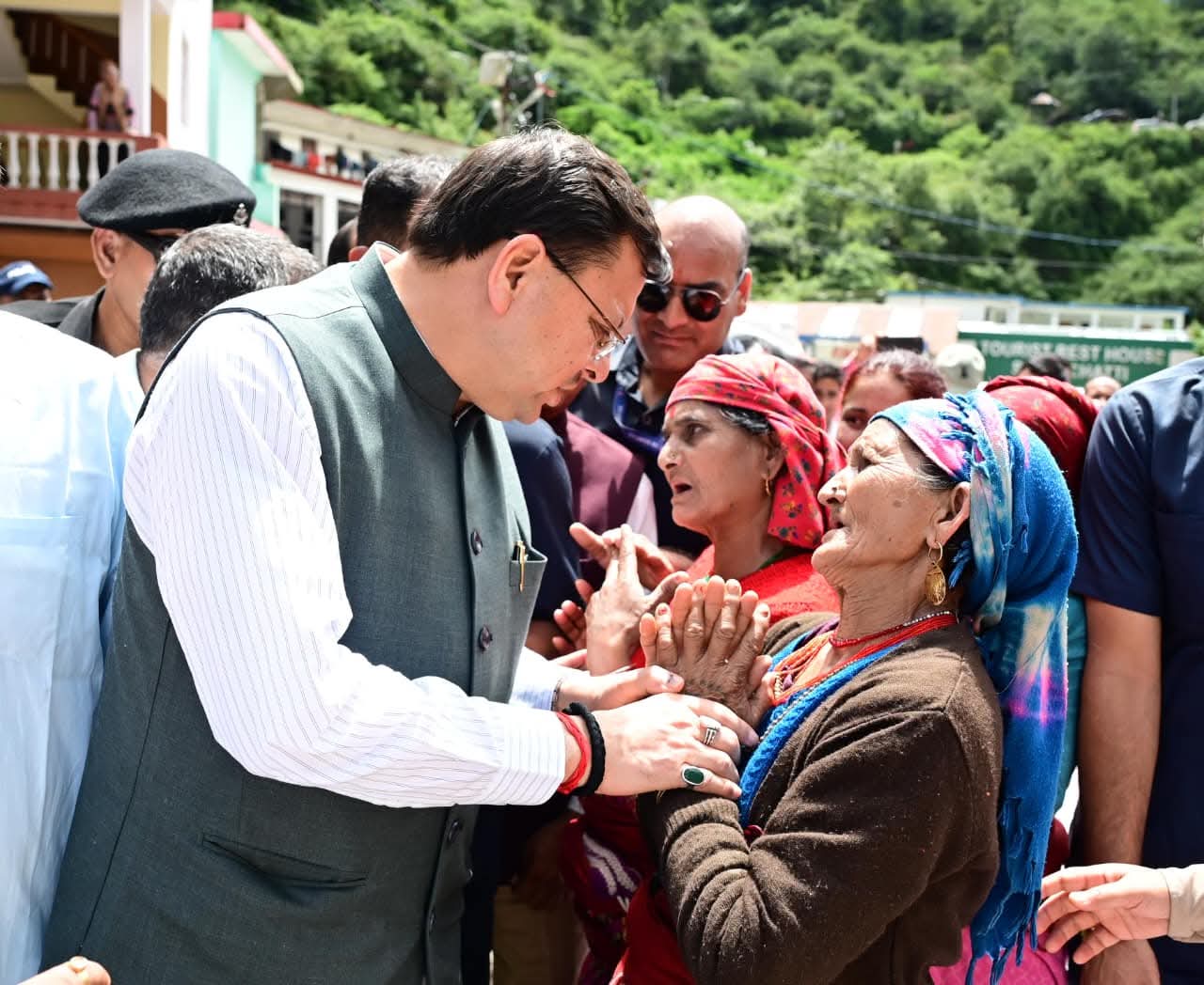 मुख्यमंत्री पुष्कर सिंह धामी ने, जनपद के स्यानाचट्टी में आपदा प्रभावित क्षेत्र का किया स्थलीय निरीक्षण,आपदा प्रभावितों को हर संभव, सहायता दिए जाने का दिया आश्वाशन।