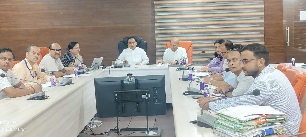 दून विश्वविद्यालय में स्थापित होगा हिन्दू अध्ययन केन्द्र, डॉ. धन सिंह रावत।