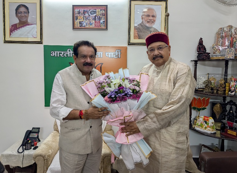 कैबिनेट मंत्री सतपाल महाराज ने,  पंचायतीराज राज्य मंत्री बघेल से की शिष्टाचार भेंट। 