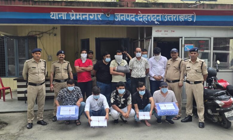 दून के जंगल के बीच चल रहे कैसीनो पर, एसटीएफ व पुलिस का छापा, 12 लोगों को किया गिरफ्तार।