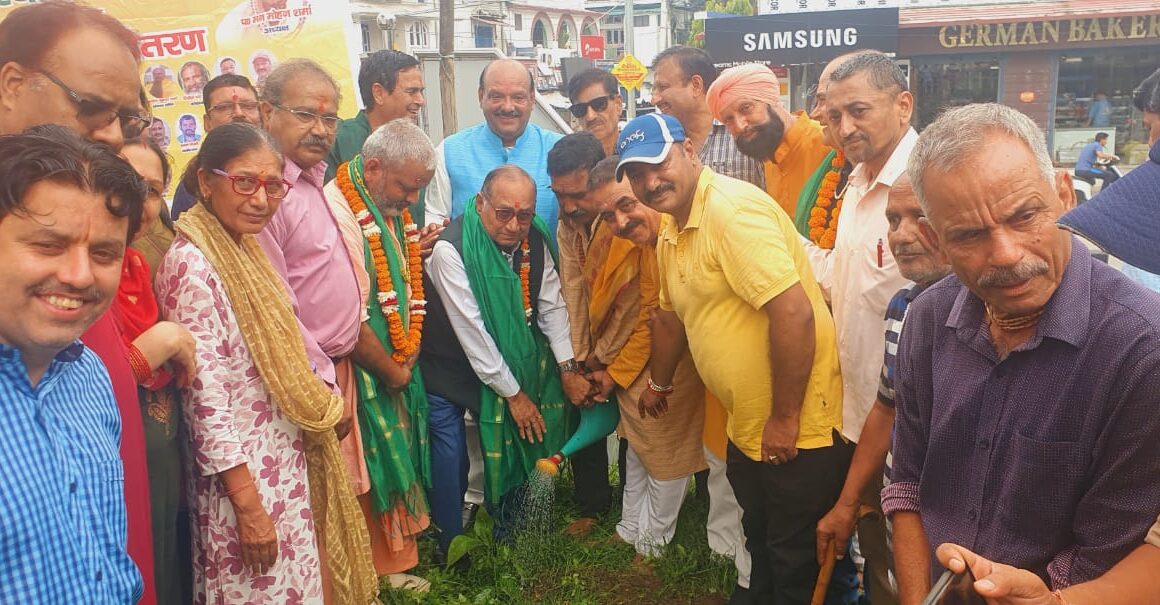 अखिल भारत वर्षीय ब्राह्मण महासभा द्वारा, नेहरू कॉलोनी परशुराम चौक पर वृक्षारोपण कर, न्यायमूर्ति राजेश टंडन को प्रतीक चिन्ह किया भेंट, लालचंदशर्मा।